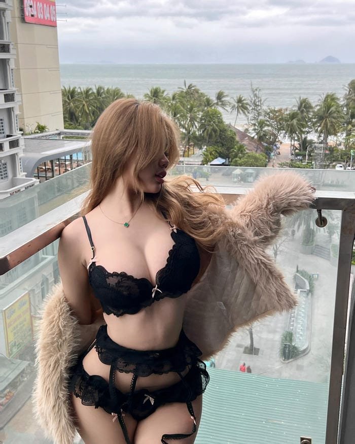 gái xinh khoe ngực chụp ảnh