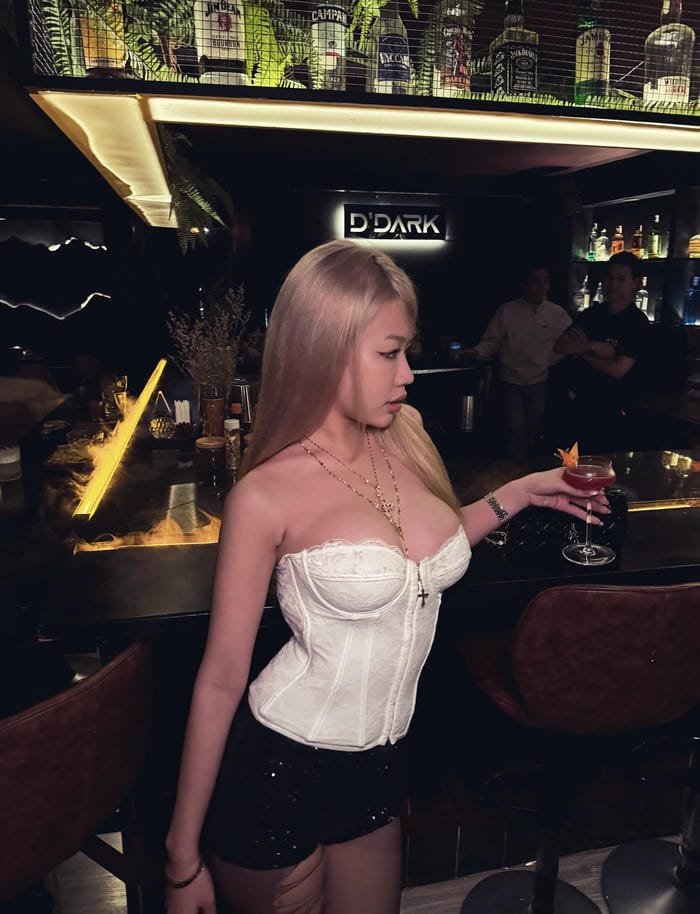 gái xinh khoe ngực ở bar