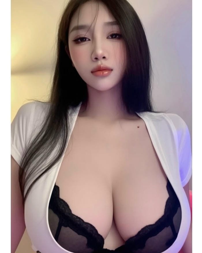 gái xinh khoe ngực tron day