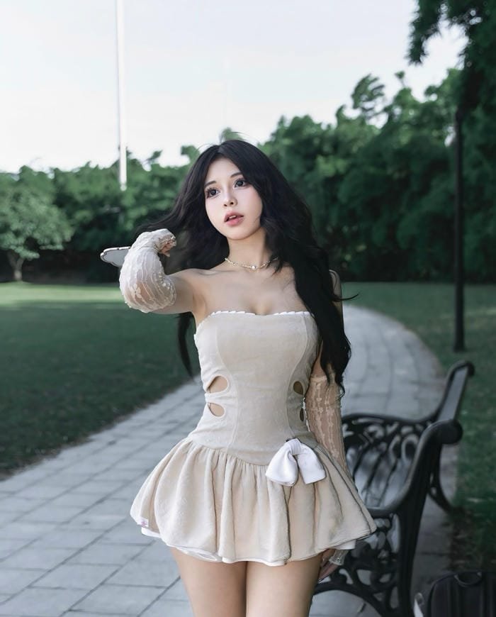 gái xinh mặc váy năng động