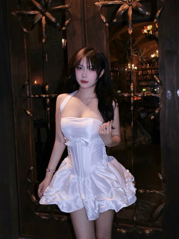 gái xinh mặc váy ngắn cuốn