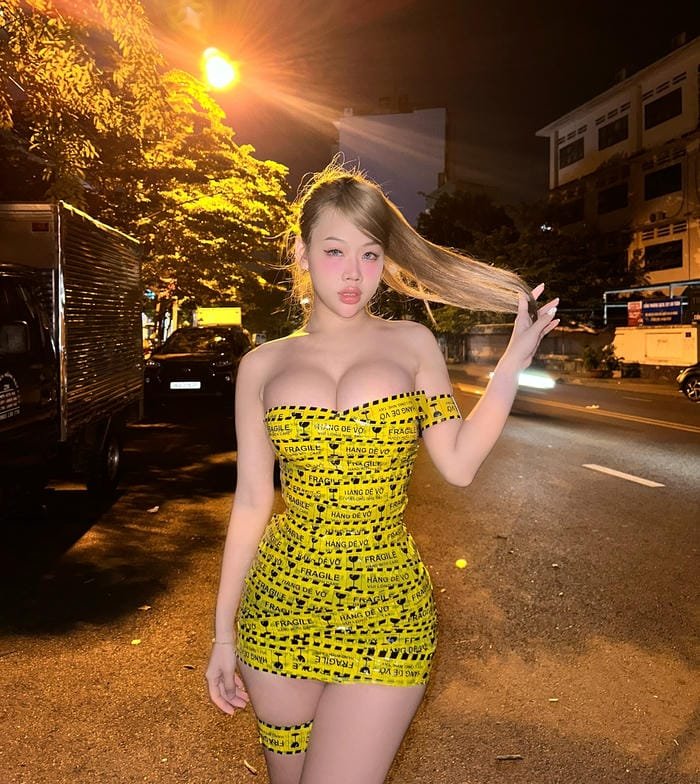 gái xinh mặc váy ngắn năng động