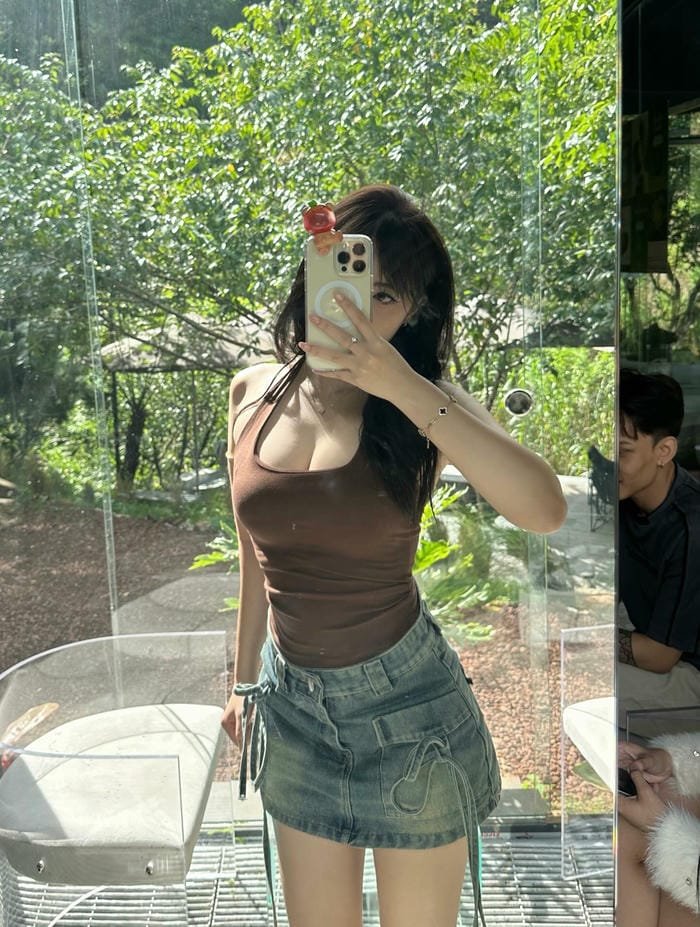 gái xinh mặc váy ngắn ngầu