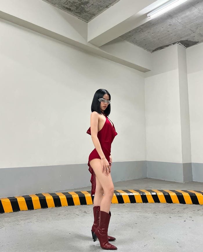 gái xinh mặc váy ngắn nhẹ nhàng