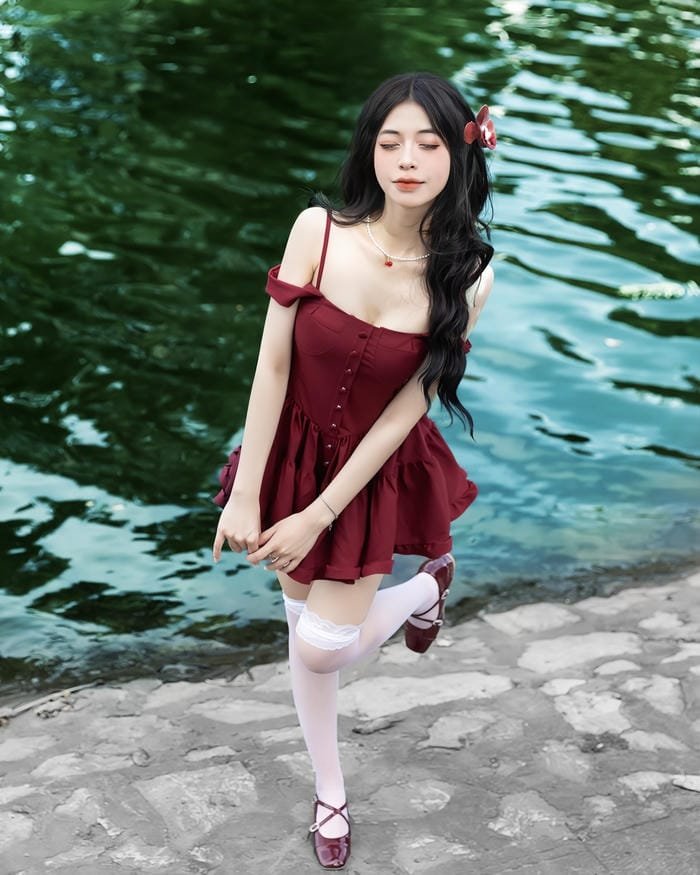 gái xinh mặc váy ngắn rực rỡ