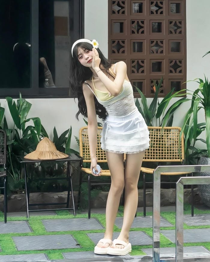 gái xinh mặc váy ngắn trong trẻo