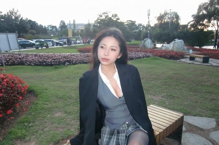 gái xinh mặc váy nghệ thuật