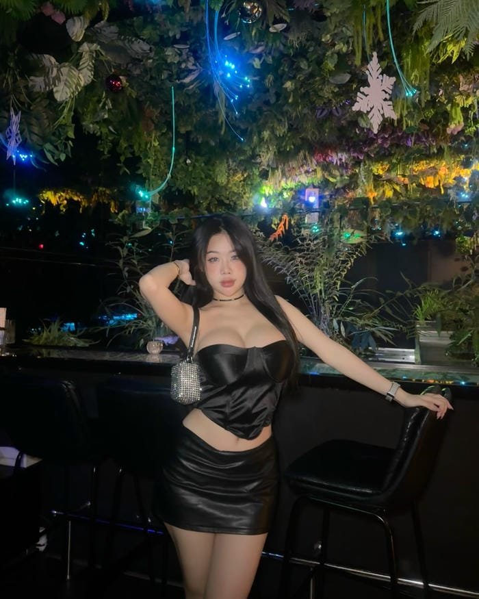 gái xinh mặc váy quyến rũ