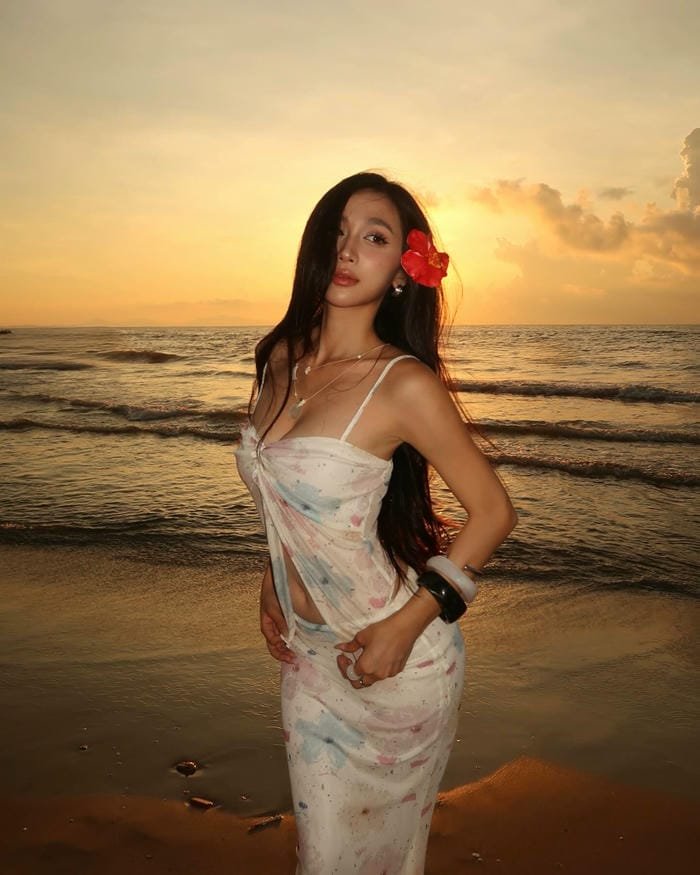 gái xinh mặc váy sành điệu