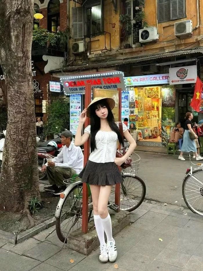 gái xinh mặc váy xếp ly cá tính