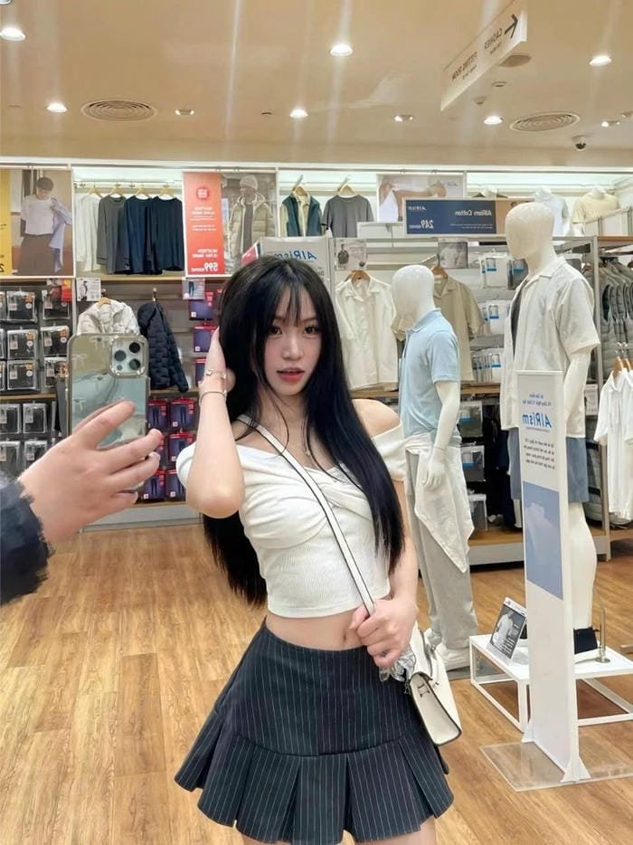 gái xinh mặc váy xếp ly dịu dàng