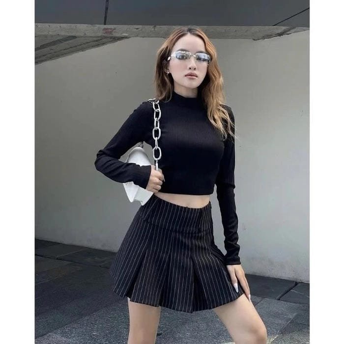 gái xinh mặc váy xếp ly gợi cảm