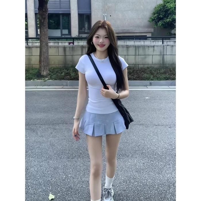 gái xinh mặc váy xếp ly hiện đại