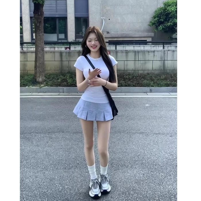 gái xinh mặc váy xếp ly quyến rũ