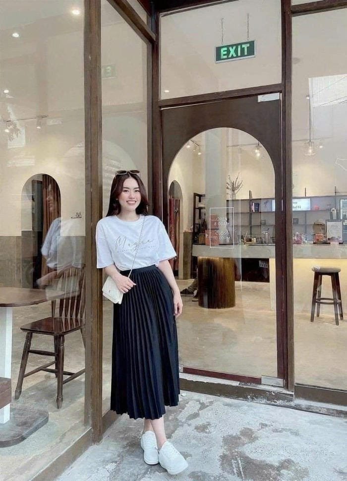 gái xinh mặc váy xếp ly rạng rỡ