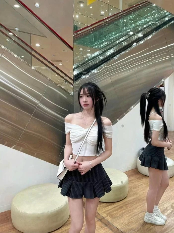 gái xinh mặc váy xếp ly sắc sảo