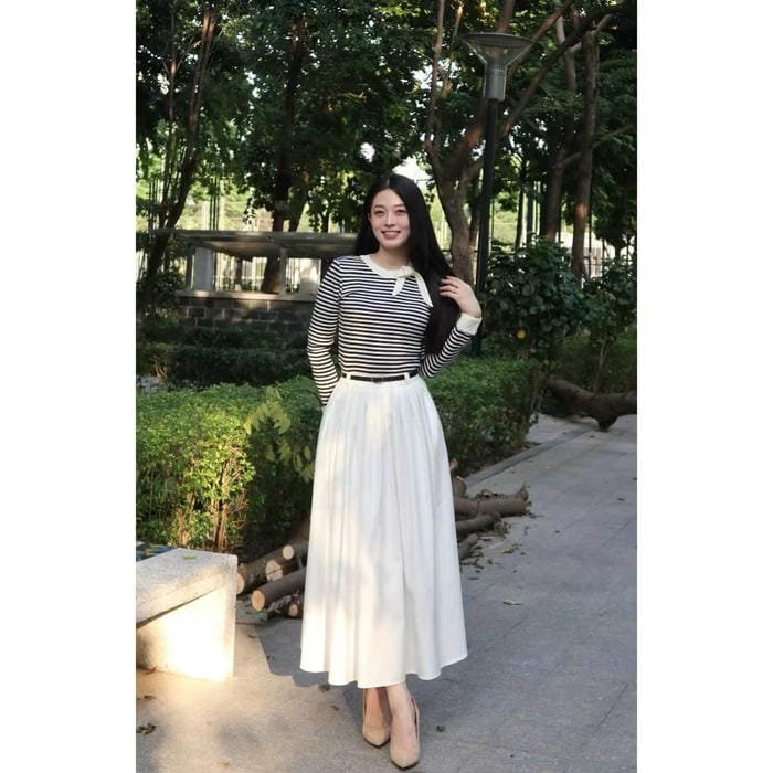 gái xinh mặc váy xếp ly sang