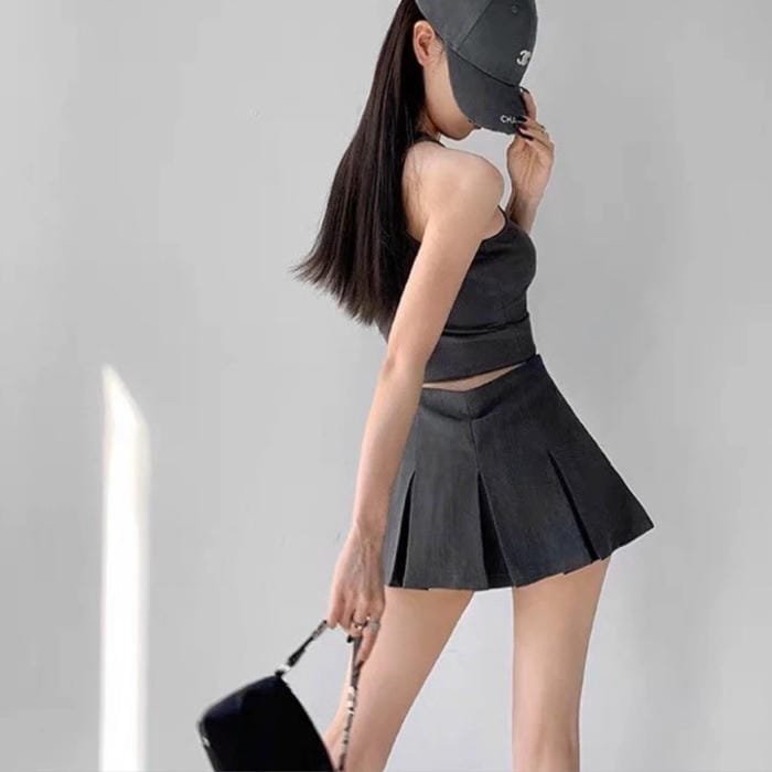 gái xinh mặc váy xếp ly