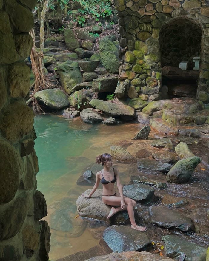 gái xinh tắm suối lung linh