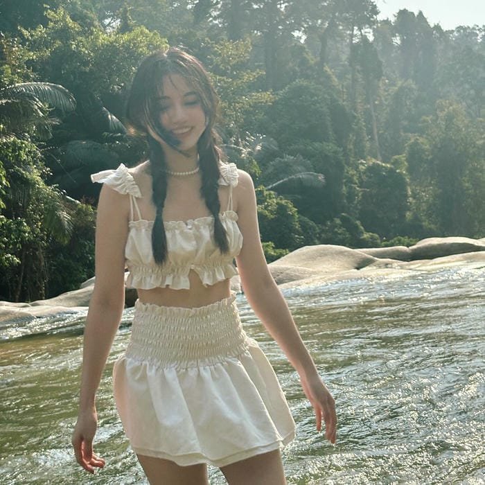 gái xinh tắm suối năng động