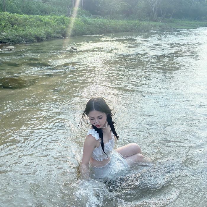 gái xinh tắm suối nghệ thuật