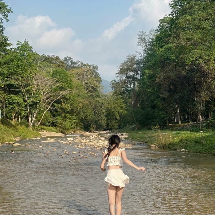 gái xinh tắm suối nhẹ nhàng