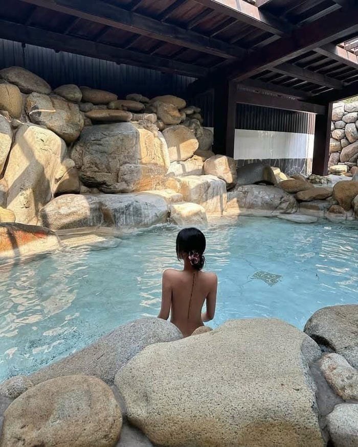 gái xinh tắm suối quyến rũ