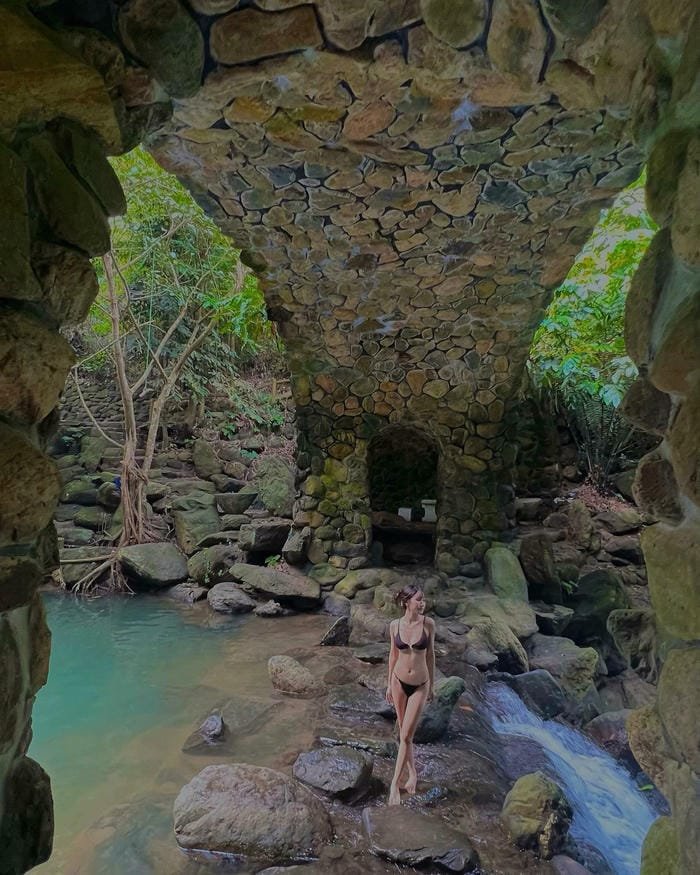 gái xinh tắm suối rạng rỡ