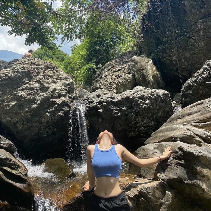 gái xinh tắm suối thần thái