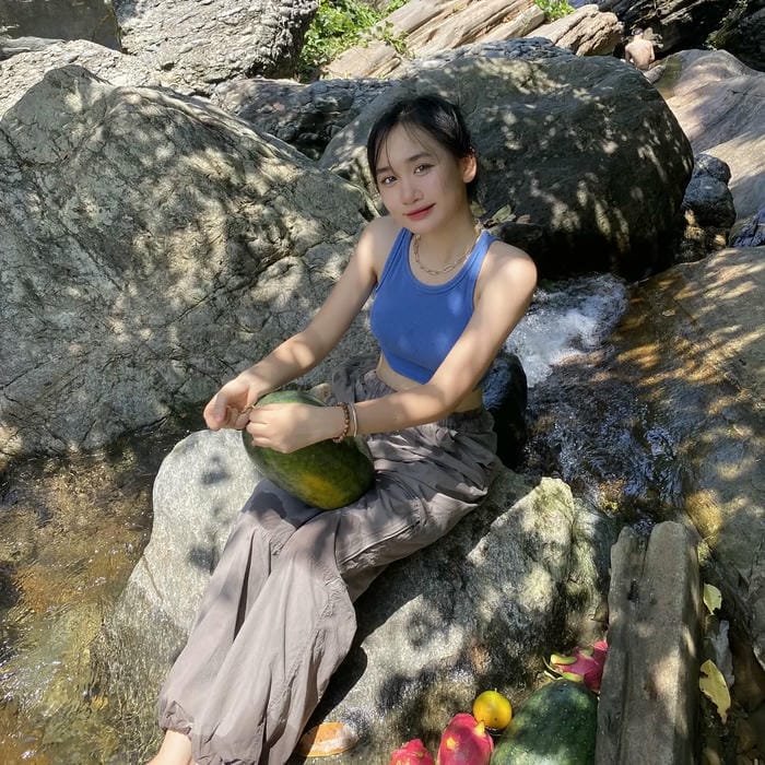 gái xinh tắm suối thơ mộng