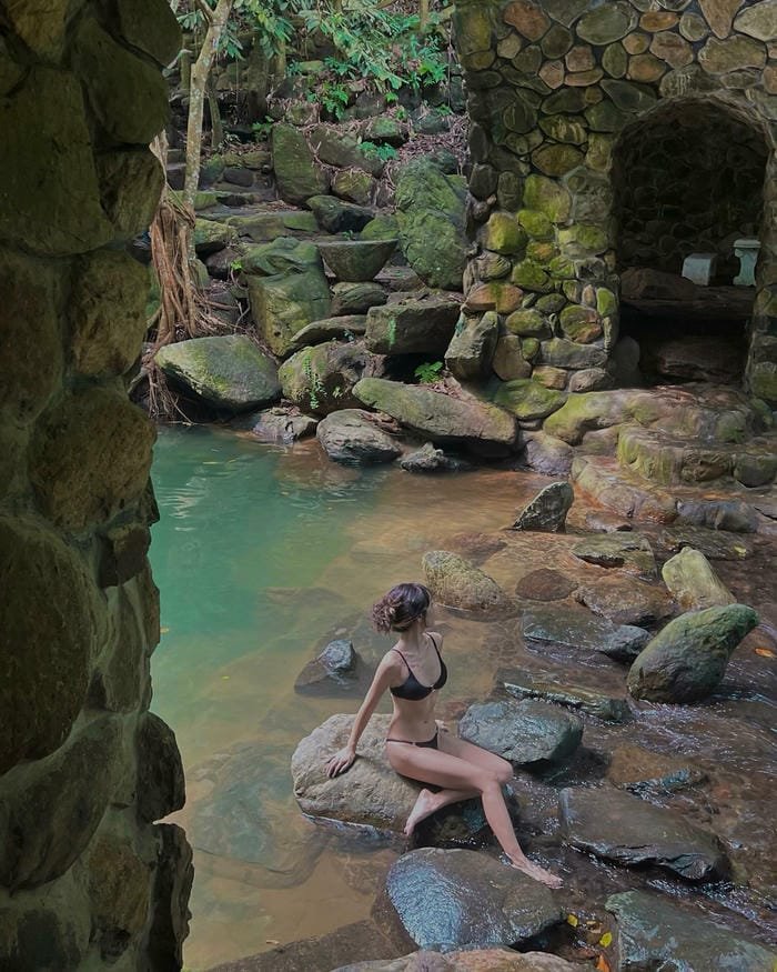 gái xinh tắm suối trong trẻo