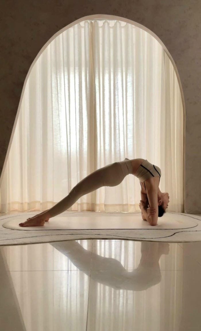 gái xinh tập yoga lung linh