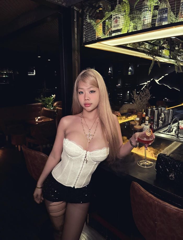 gái xinh vẻ đẹp bốc lửa nghệ thuật