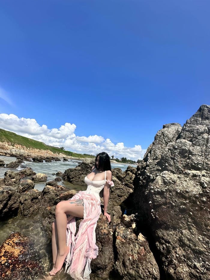 gái xinh xăm mình sắc sảo